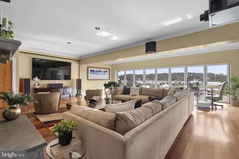 Living - 22 E Lake Dr, Annapolis, MD 21403 photo 2 of 3