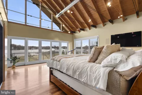 Bedroom - 22 E Lake Dr, Annapolis, MD 21403 photo 1 of 8
