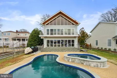 Exterior - 22 E Lake Dr, Annapolis, MD 21403 photo 4 of 12