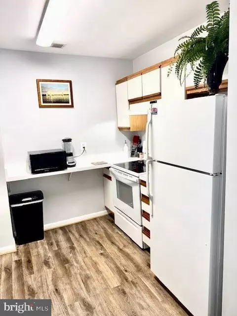 Kitchen - 30 J Hearthstone Ct #J, Annapolis, MD 21403 photo 2 of 3