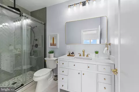 Bath - 3675 1st Ave, Edgewater, MD 21037 photo 1 of 7