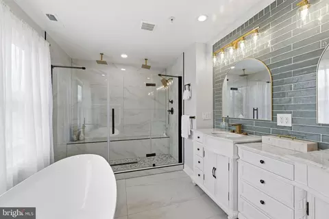 Bath - 3675 1st Ave, Edgewater, MD 21037 photo 6 of 7