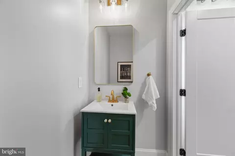 Entry Way - 3675 1st Ave, Edgewater, MD 21037 photo 3 of 5