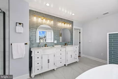 Bath - 3675 1st Ave, Edgewater, MD 21037 photo 7 of 7