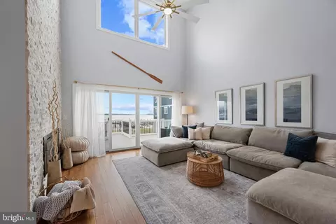 Living - 3675 1st Ave, Edgewater, MD 21037 photo 1 of 1