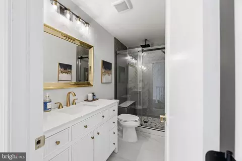 Bath - 3675 1st Ave, Edgewater, MD 21037 photo 2 of 7