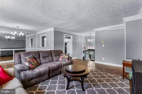 7951 Queens Rd, Glen Burnie, MD 21061