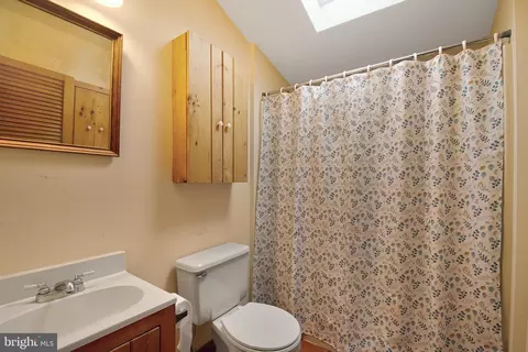Bath - 968 Main St, Deale, MD 20751 photo 2 of 2