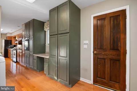 Entry Way - 112 Park Ave, Edgewater, MD 21037 photo 3 of 6
