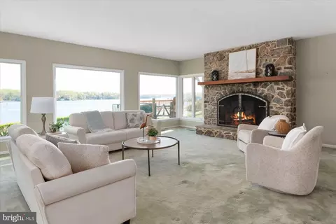 Living - 112 Park Ave, Edgewater, MD 21037 photo 1 of 3