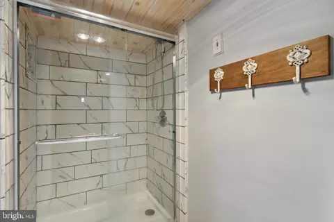 Bath - 7758 Lyman Ave, Pasadena, MD 21122 photo 4 of 5