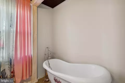 Bath - 7758 Lyman Ave, Pasadena, MD 21122 photo 2 of 5