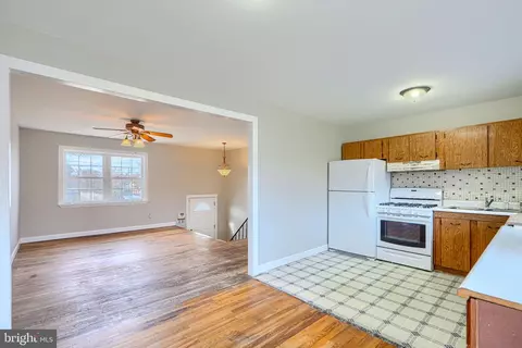 Living - 756 223rd St, Pasadena, MD 21122 photo 4 of 4