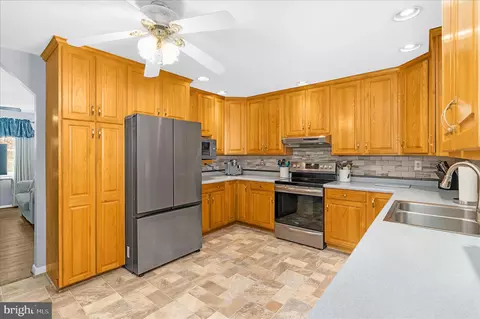 Kitchen - 610 Sutton Dr, Pasadena, MD 21122 photo 2 of 3