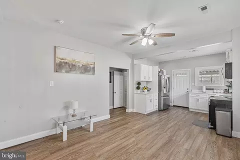 Entry Way - 8489 Arbutus Rd, Pasadena, MD 21122 photo 5 of 13