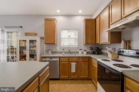 Kitchen - 1212 Needham Ct, Crofton, MD 21114 photo 5 of 6