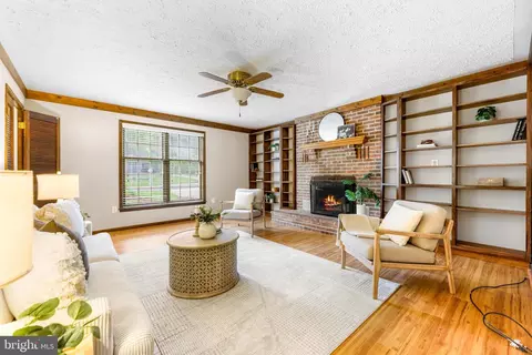 Living - 1074 Foxcroft Run, Annapolis, MD 21401 photo 4 of 7