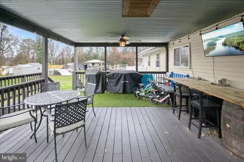 Exterior - 7905 E Riverside Dr, Pasadena, MD 21122 photo 2 of 7