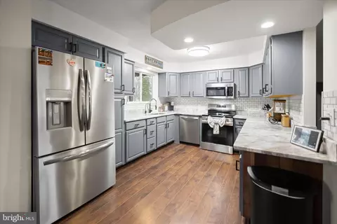 Kitchen - 7905 E Riverside Dr, Pasadena, MD 21122 photo 1 of 2