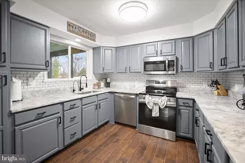 Kitchen - 7905 E Riverside Dr, Pasadena, MD 21122 photo 2 of 2