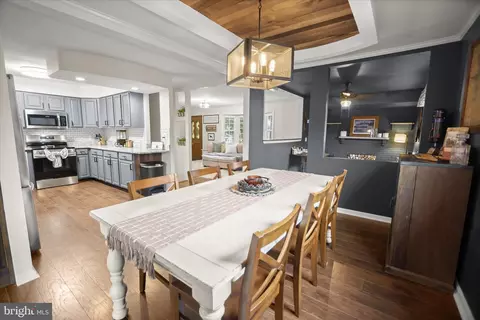 Dining - 7905 E Riverside Dr, Pasadena, MD 21122 photo 2 of 3