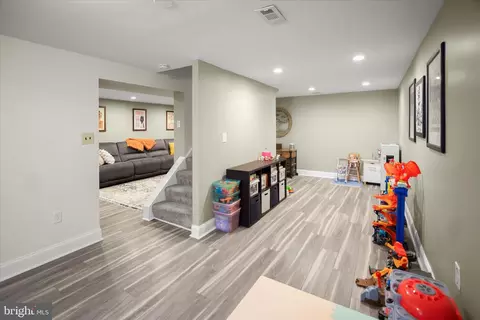 Entry Way - 7905 E Riverside Dr, Pasadena, MD 21122 photo 5 of 5