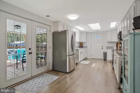 Entry Way - 114 River Rd, Edgewater, MD 21037 photo 3 of 4