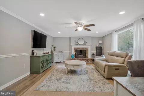 Living - 114 River Rd, Edgewater, MD 21037 photo 2 of 2