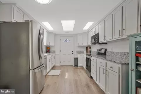 Entry Way - 114 River Rd, Edgewater, MD 21037 photo 2 of 4