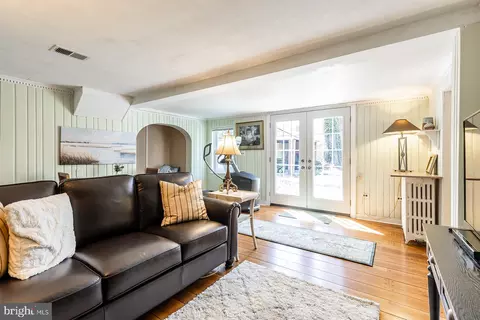 Living - 1438 Ridgeway E, Arnold, MD 21012 photo 3 of 4