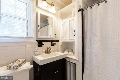Bath - 1438 Ridgeway E, Arnold, MD 21012 photo 1 of 4