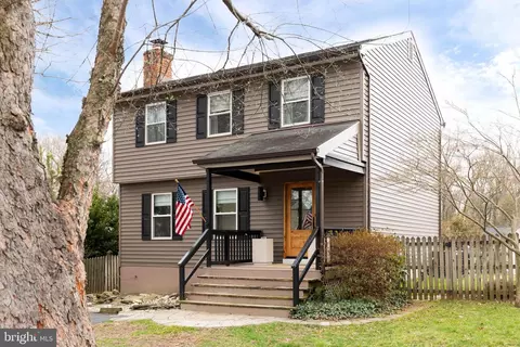 353 S Riverside Dr, Crownsville, MD 21032