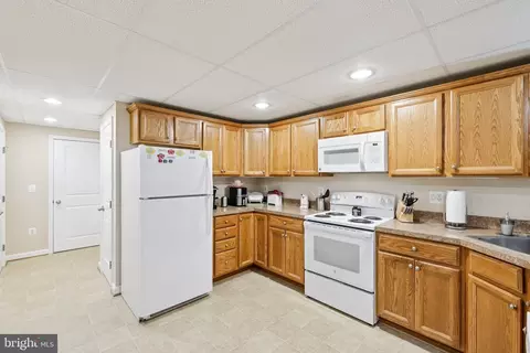 Kitchen - 54 Dayton Dr, Pasadena, MD 21122 photo 9 of 10