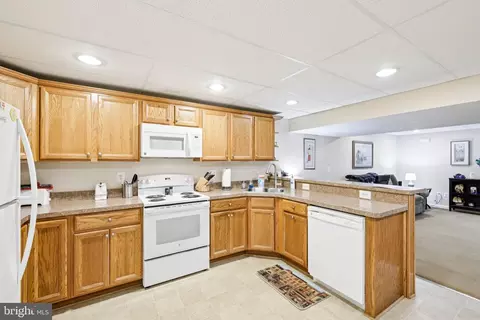 Kitchen - 54 Dayton Dr, Pasadena, MD 21122 photo 10 of 10