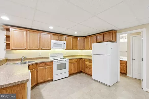Kitchen - 54 Dayton Dr, Pasadena, MD 21122 photo 8 of 10