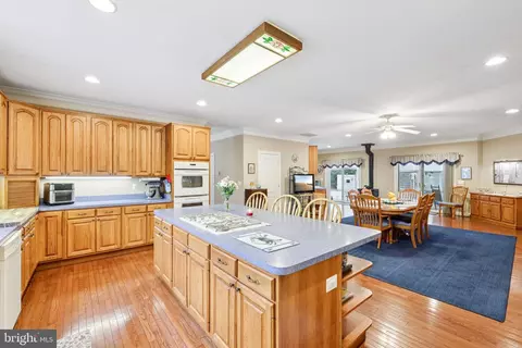 Kitchen - 54 Dayton Dr, Pasadena, MD 21122 photo 4 of 10