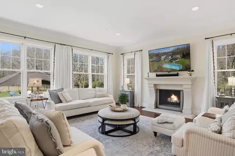 Living - 1292 Spa Rd, Annapolis, MD 21403 photo 2 of 2