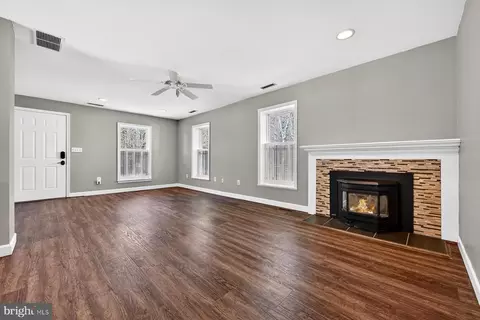 Living - 118 Elliott Pl, Edgewater, MD 21037 photo 4 of 6