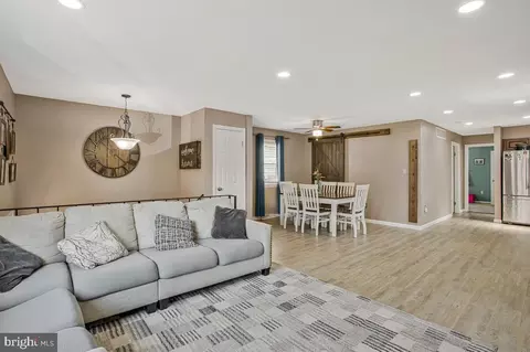Entry Way - 1615 Ruxton Rd, Edgewater, MD 21037 photo 2 of 3