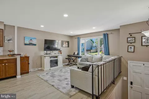 Entry Way - 1615 Ruxton Rd, Edgewater, MD 21037 photo 1 of 3