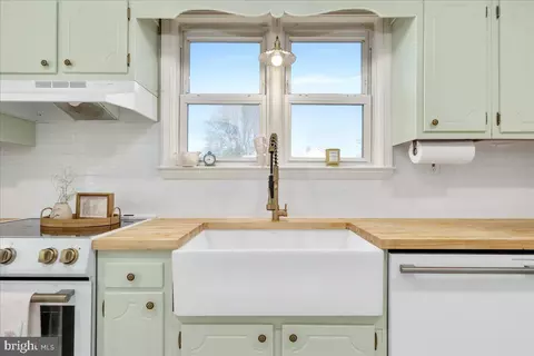 Kitchen - 8466 Greenway, Pasadena, MD 21122 photo 3 of 3