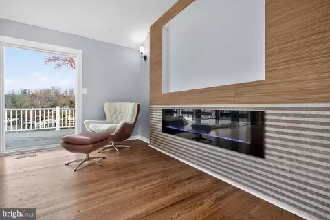 Living - 1526 Park Ln, Pasadena, MD 21122 photo 2 of 6