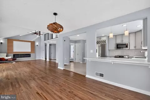 Living - 1526 Park Ln, Pasadena, MD 21122 photo 3 of 6