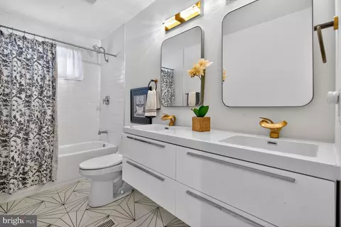 Bath - 1526 Park Ln, Pasadena, MD 21122 photo 1 of 8
