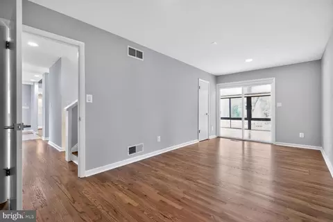 Living - 1526 Park Ln, Pasadena, MD 21122 photo 4 of 6
