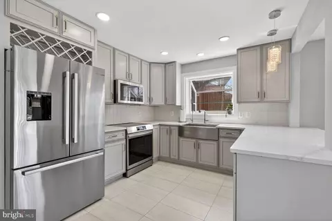 Kitchen - 1526 Park Ln, Pasadena, MD 21122 photo 2 of 2