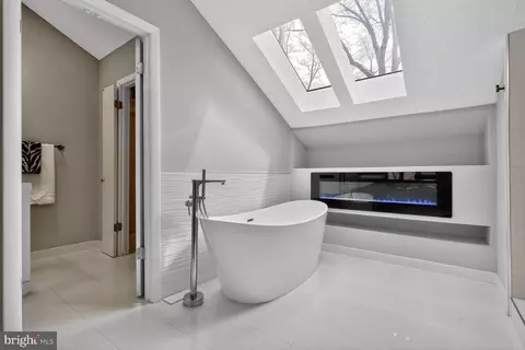 Bath - 1526 Park Ln, Pasadena, MD 21122 photo 5 of 8