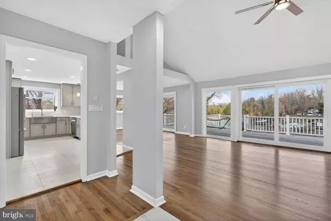 Entry Way - 1526 Park Ln, Pasadena, MD 21122 photo 1 of 4