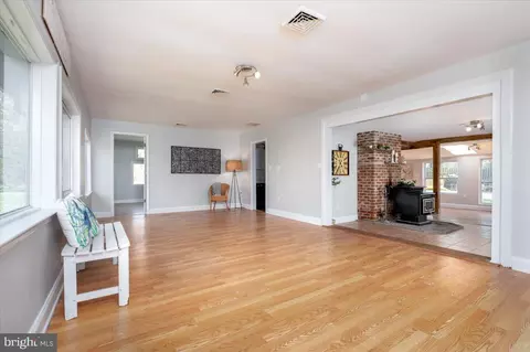 Living - 626 Clark Ave, Deale, MD 20751 photo 2 of 2