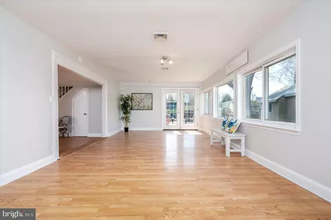 Living - 626 Clark Ave, Deale, MD 20751 photo 1 of 2